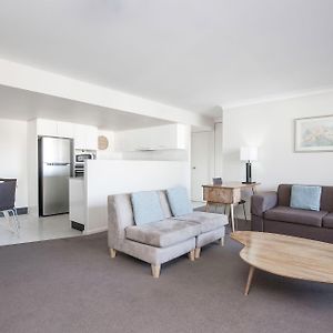 One-Bedroom Apartment Weekly Housekeeping